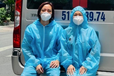 Bị trộm bẻ khóa xe chở đồ từ thiện, Việt Hương livestream đòi lại giấy tờ