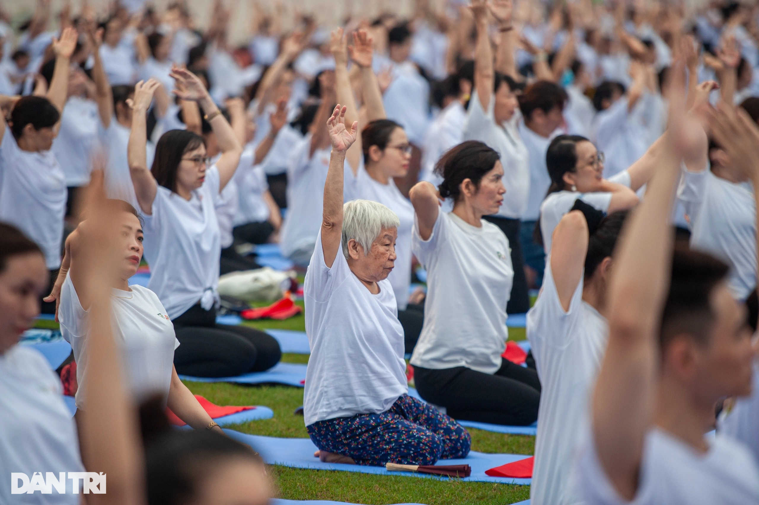 ទស្សនាការដង្ហែទង់ជាតិដែលបំបែកឯតទគ្គកម្មរបស់មនុស្សចំនួន 5,000 នាក់នៅកីឡដ្ឋាន My Dinh - 14 Mãn nhãn màn xếp cờ Tổ quốc lớn kỷ lục của 5.000 người trên SVĐ Mỹ Đình - 14