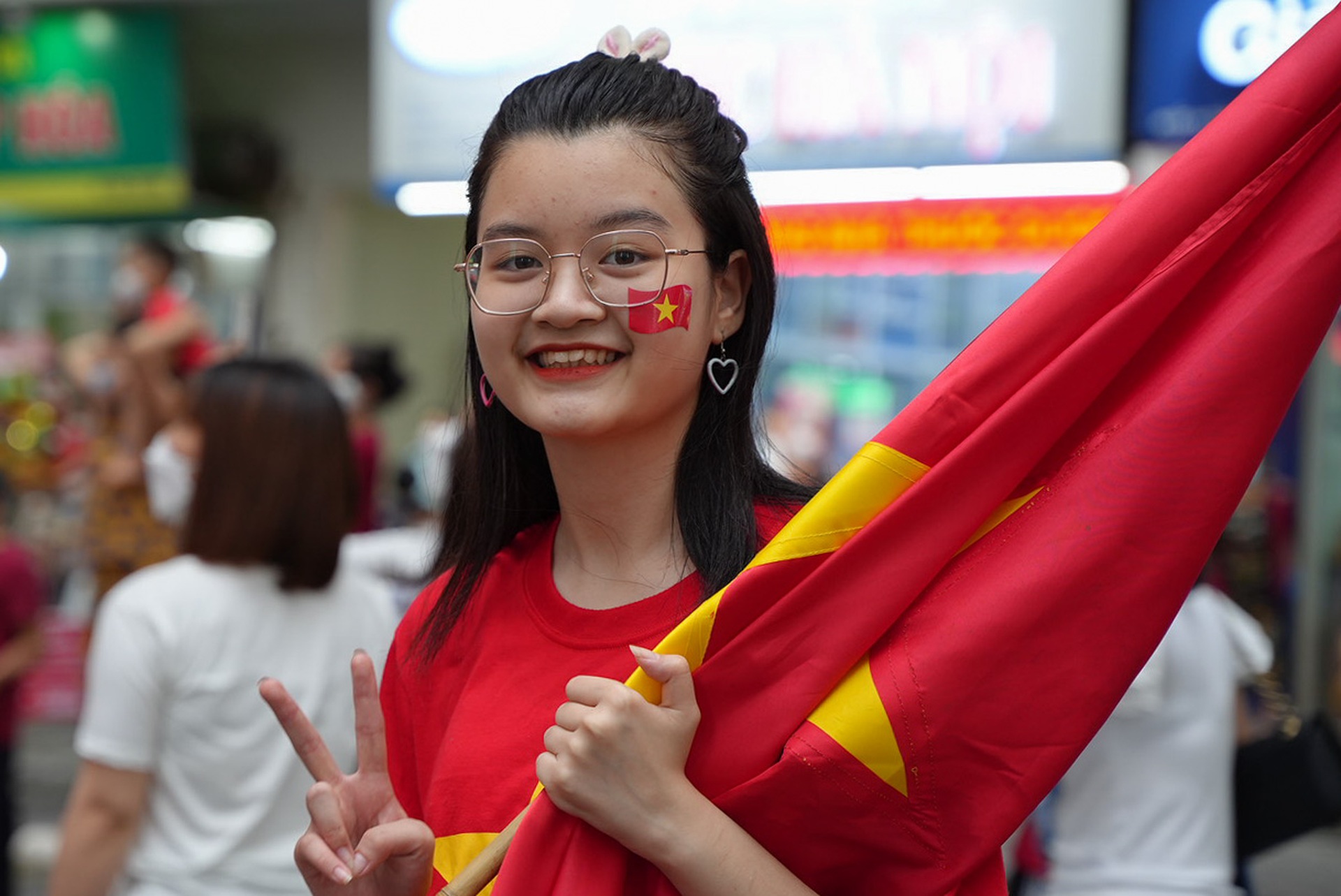 Người hâm mộ đội mưa múa lân, bưng mâm lễ hết mình cổ vũ tuyển U23 Việt Nam - 18