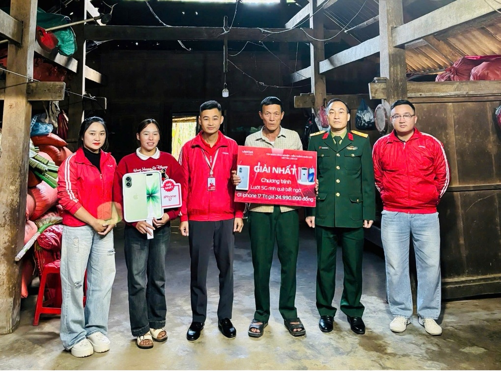 Trao iPhone 17 cho người đàn ông báo công an vì tưởng bị lừa trúng thưởng - 1