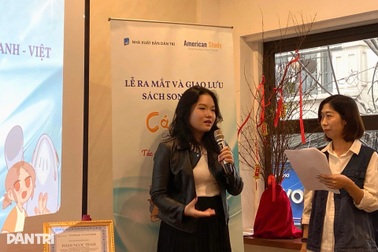 Sách song ngữ "Cá kịch" và ước vọng người Việt trẻ trong lĩnh vực sáng tạo