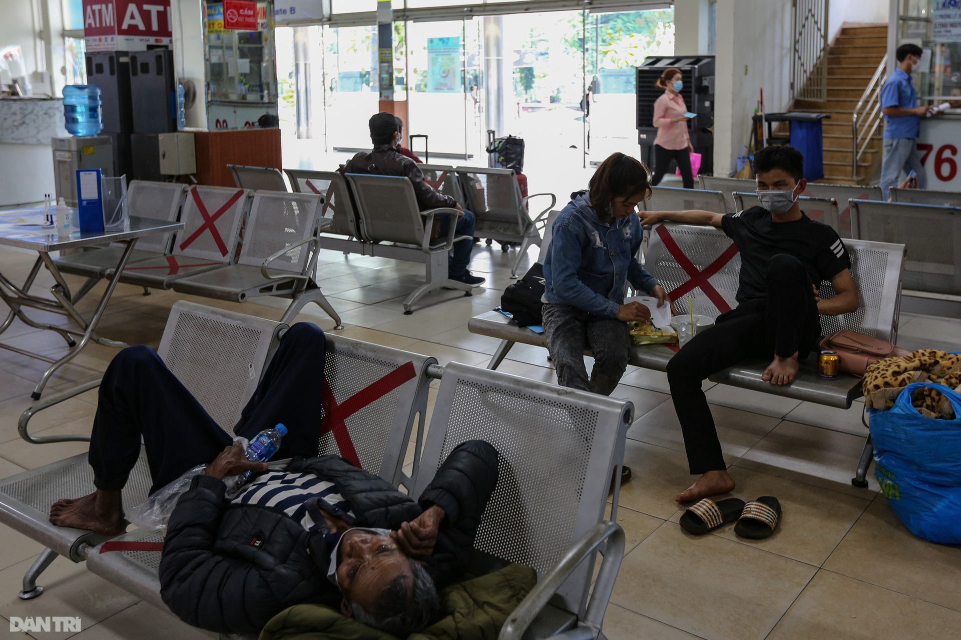 Bến xe miền Đông đìu hiu ngày cận Tết, tài xế ngồi cạo râu giết thời gian - 5 Bến xe miền Đông đìu hiu ngày cận Tết, tài xế ngồi cạo râu giết thời gian - 5