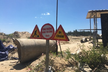 Dân phản đối dự án du lịch chặn đường dân sinh ra biển