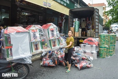 Vàng mã rằm tháng 7: "Đốt" biệt thự, ô tô, iPhone 14 cho người cõi âm