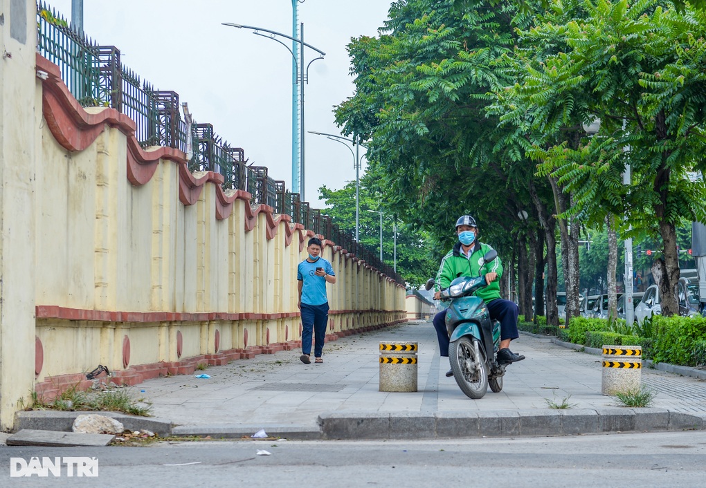 Hà Nội: Lắp hàng loạt trụ đá trên vỉa hè để ngăn chặn ô tô dừng, đỗ - 4 Hà Nội: Lắp hàng loạt trụ đá trên vỉa hè để ngăn chặn ô tô dừng, đỗ - 4