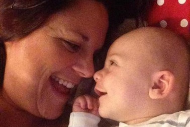 Em bé liên tục cười do tình trạng u não