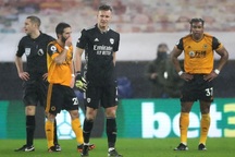 Wolves 2-1 Arsenal: Luiz, Leno cùng nhận thẻ đỏ