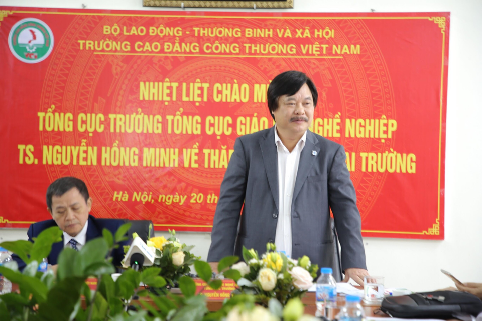Tổng cục Giáo dục nghề nghiệp đến thăm và làm việc tại Trường Cao đẳng Công thương Việt Nam - 5 Tổng cục Giáo dục nghề nghiệp đến thăm và làm việc tại Trường Cao đẳng Công thương Việt Nam - 5