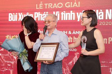 Vợ nhạc sĩ Phú Quang bật khóc khi thay chồng nhận “Giải thưởng Lớn"