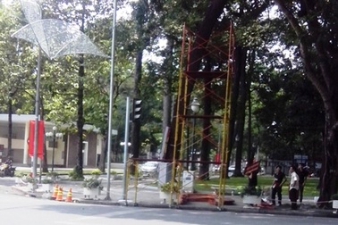  Sập dàn giáo khi treo đèn trang trí, 3 công nhân nhập viện