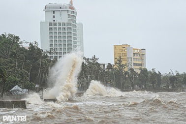 Bão Bualoi có thể tăng cấp khi gần đất liền, miền Trung hứng loạt thiên tai