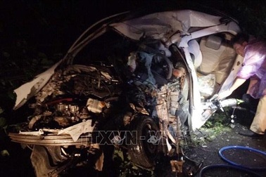 Cưa ô tô đưa thi thể 2 nạn nhân ra ngoài sau vụ tai nạn liên hoàn