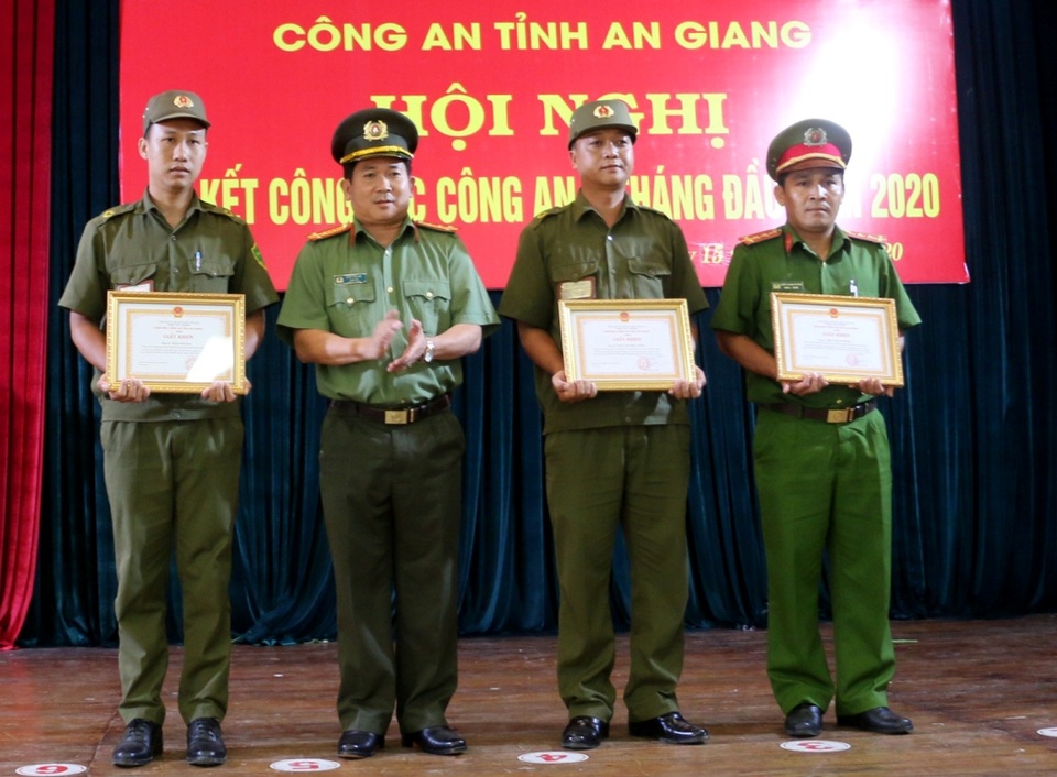 Khen thưởng 3 công an xã dũng cảm cứu người trong vụ đốt nhà người tình - 1 Khen thưởng 3 công an xã dũng cảm cứu người trong vụ đốt nhà người tình - 1