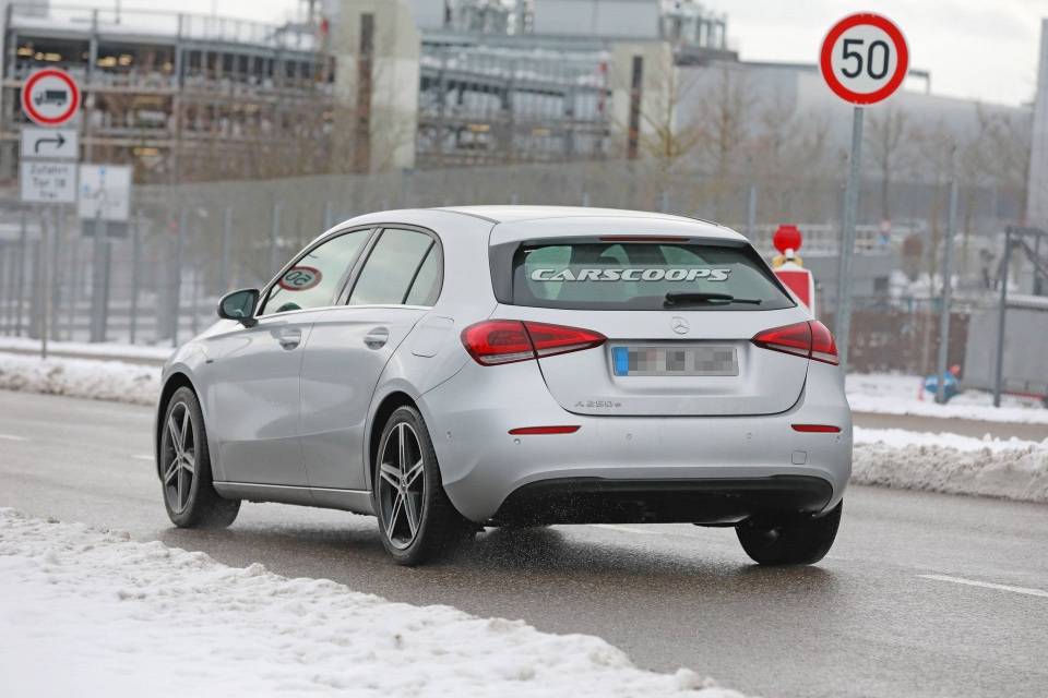 Mercedes A-Class xuất hiện trên đường thử với lưới tản nhiệt khác lạ - 8 Mercedes A-Class xuất hiện trên đường thử với lưới tản nhiệt khác lạ - 8