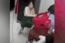 Bé gái ở TPHCM bị mẹ đánh, đập ghế liên tiếp vào đầu