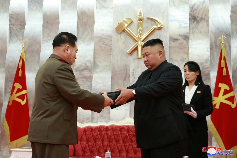 Ông Kim Jong-un tặng súng đặc biệt cho quân nhân Triều Tiên - 2 Ông Kim Jong-un tặng súng đặc biệt cho quân nhân Triều Tiên - 2