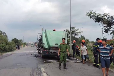 Xe đầu kéo cháy rụi trên đường Võ Chí Công