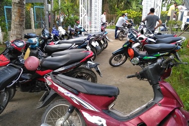 Công an nổ súng triệt phá trường gà, nhiều con bạc nhảy xuống sông  thoát thân