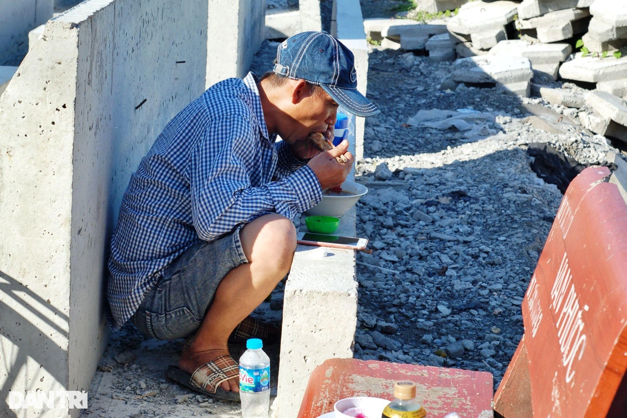 Comerciantes abandonam mercados flutuantes, carregadores desempregados lutam para sobreviver - 11 Thương hồ bỏ chợ nổi, cửu vạn thất nghiệp nháo nhác mưu sinh - 11