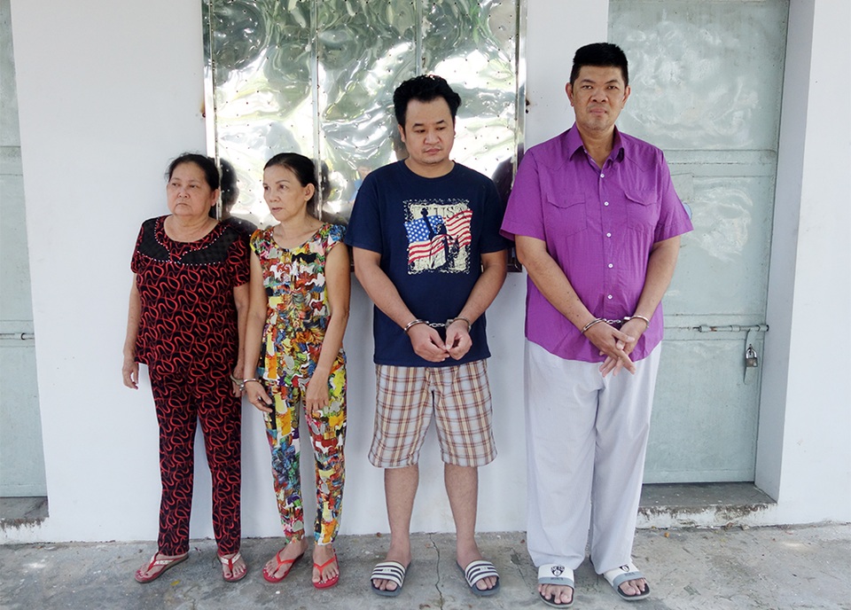 Bắt 4 đối tượng tổ chức bán số đề, tạm giữ 570 triệu đồng - 1 Bắt 4 đối tượng tổ chức bán số đề, tạm giữ 570 triệu đồng - 1