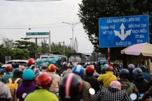 Người dân đổ xô về quê, cầu Rạch Miễu ùn ứ dài