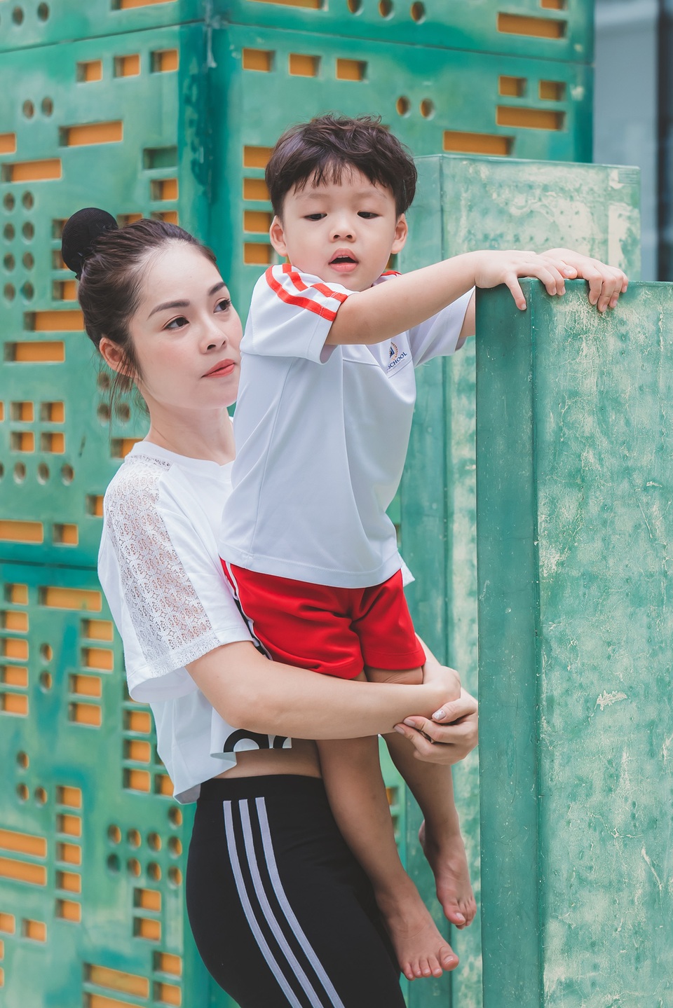 Dương Cẩm Lynh: “Trông con “thời Covid-19” - cái khó ló cái khôn” - 1 Dương Cẩm Lynh: “Trông con “thời Covid-19” - cái khó ló cái khôn” - 1