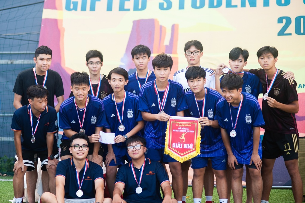 Trường chuyên Nguyễn Huệ vô địch giải bóng đá 8 trường chuyên ở Hà Nội - 2 Trường chuyên Nguyễn Huệ vô địch giải bóng đá 8 trường chuyên ở Hà Nội - 2