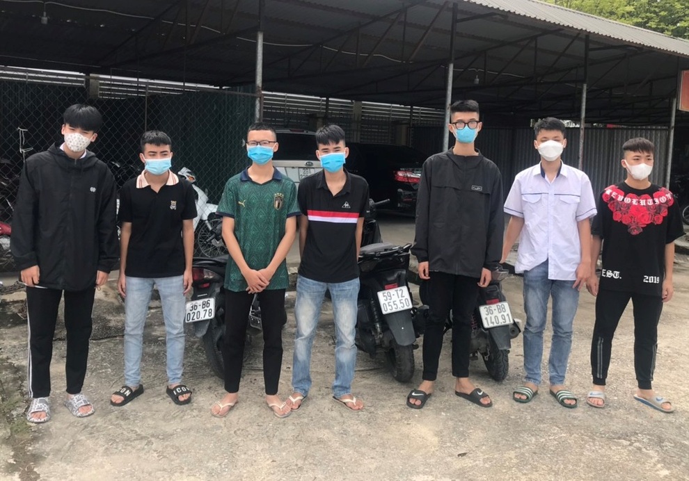 Chạy xe tốc độ cao, đánh võng khiêu khích trước đầu xe cảnh sát - 2 Chạy xe tốc độ cao, đánh võng khiêu khích trước đầu xe cảnh sát - 2