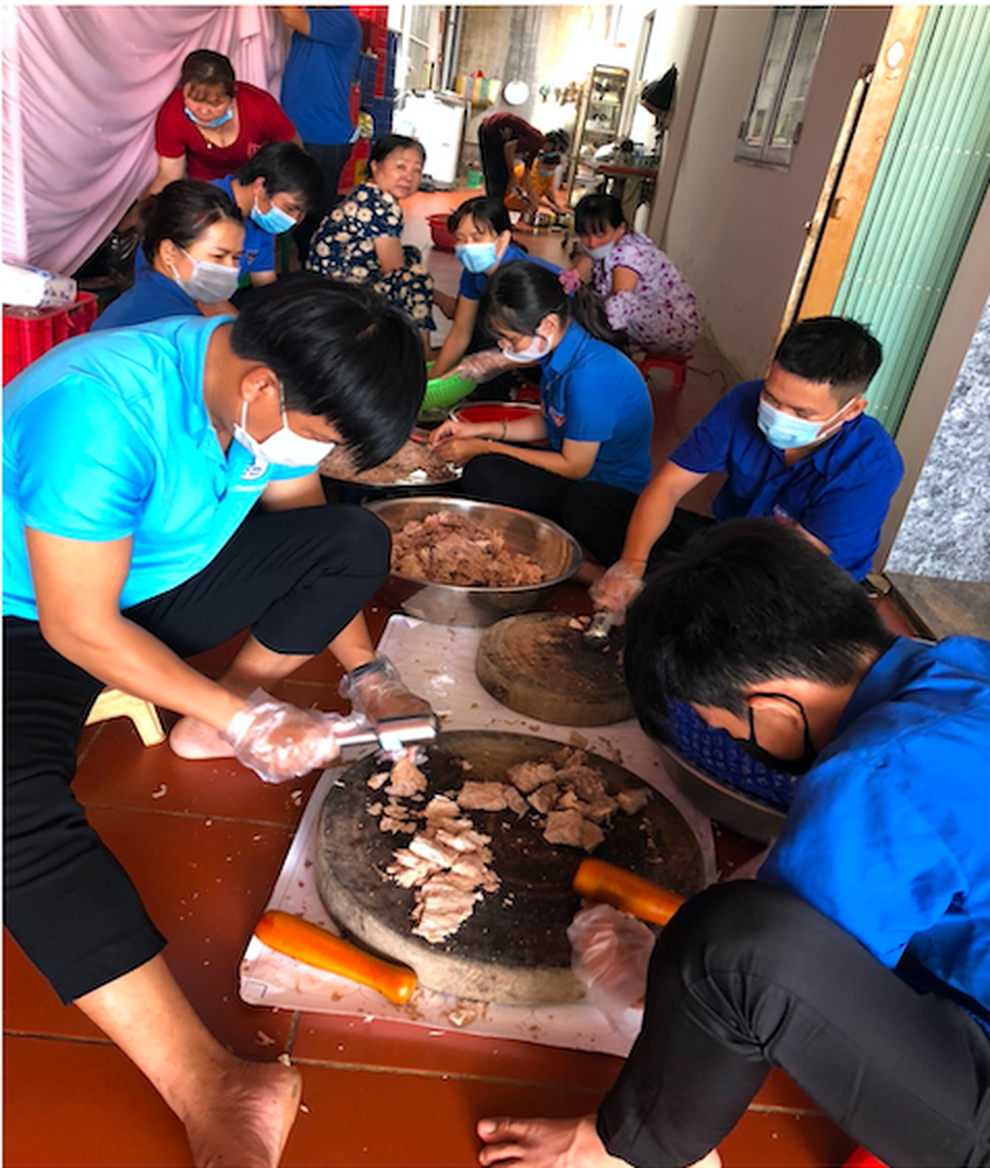 Thanh niên Bình Phước làm những món ăn dân dã tiếp sức lực lượng chống dịch - 4 Thanh niên Bình Phước làm những món ăn dân dã tiếp sức lực lượng chống dịch - 4