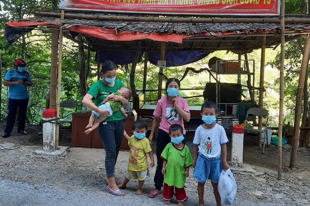 Người dân nghèo biên giới lên rừng hái sản vật ủng hộ khu cách ly - 2 Người dân nghèo biên giới lên rừng hái sản vật ủng hộ khu cách ly - 2