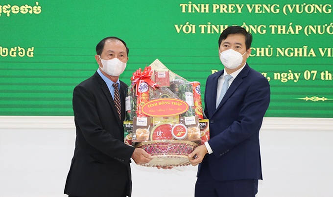 Chủ tịch UBND tỉnh Phạm Thiện Nghĩa (phải) tặng quà, chúc Tết lãnh đạo tỉnh Prey Veng.