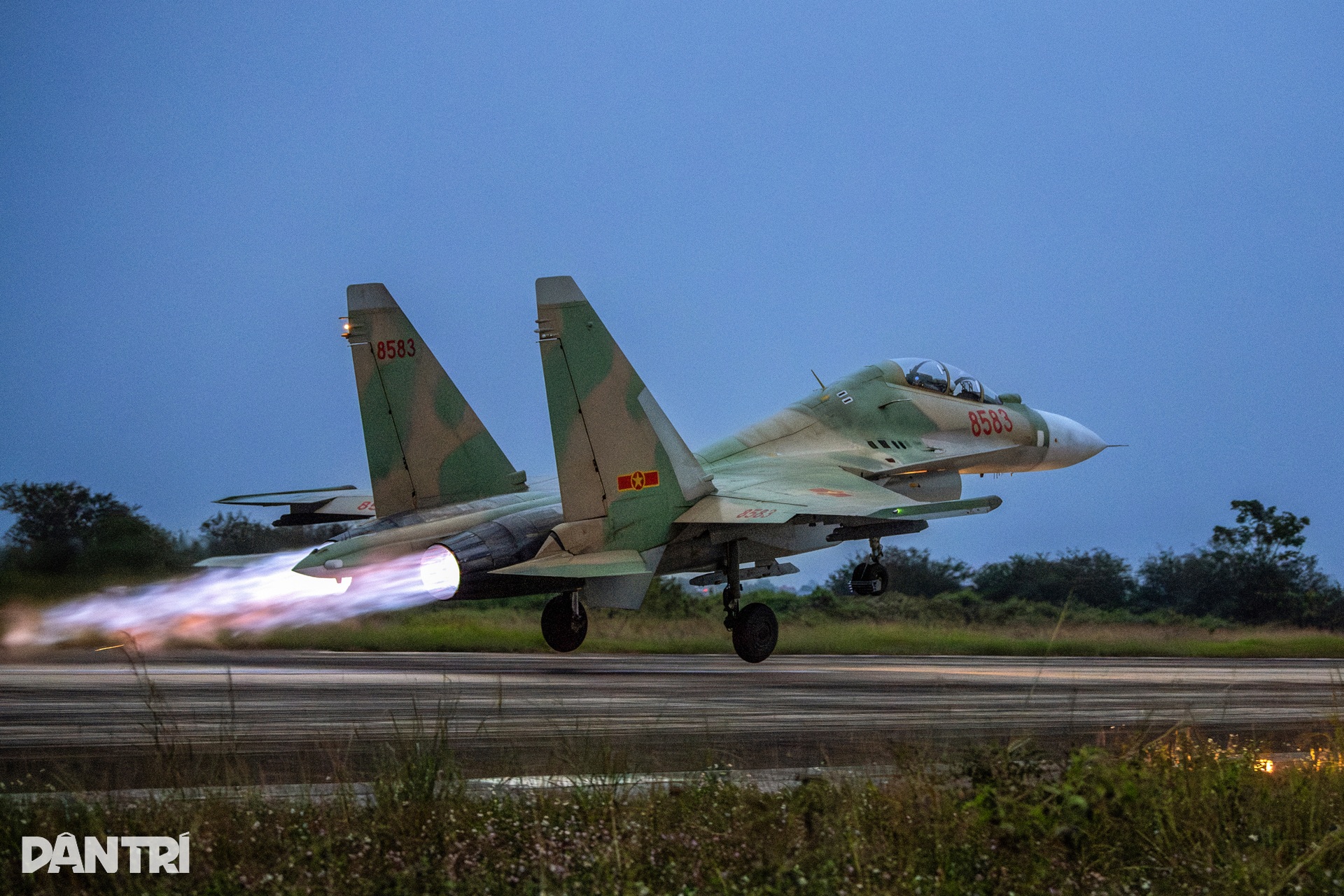 Chiêm ngưỡng hổ mang chúa SU-30MK2 xuất kích huấn luyện bay đêm - 6