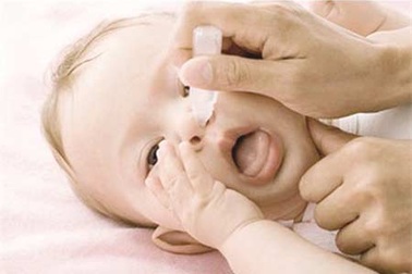 Trẻ có thể hôn mê vì ngộ độc thuốc nhỏ mũi