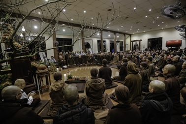 Tăng ni, Phật tử tưởng niệm một năm ngày thiền sư Thích Nhất Hạnh viên tịch