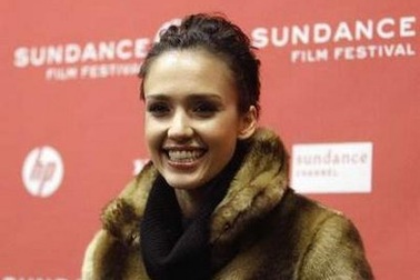 Xôn xao cô gái phẫu thuật giống sao Hollywood để giành lại tình yêu