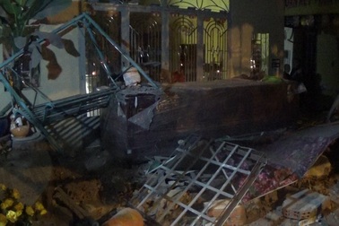 TPHCM: Tránh hai xe máy vượt đèn đỏ, xe tải tông sập tường chùa