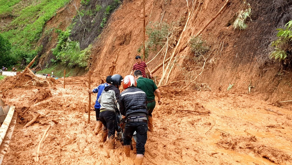 Huyện miền núi Quảng Nam ngổn ngang sau bão số 5 - 5