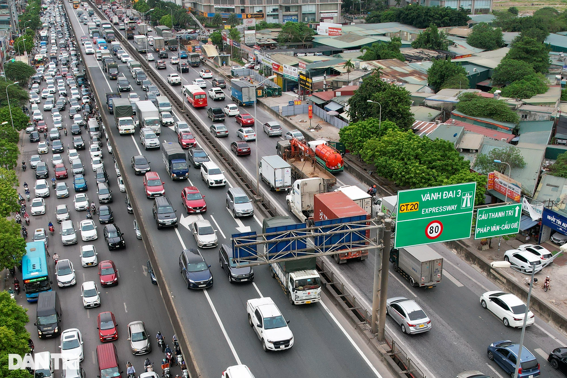 Sân bay Nội Bài chật kín khách, nhiều tuyến đường Hà Nội ùn tắc chiều 31/8 - 1 Sân bay Nội Bài chật kín khách, nhiều tuyến đường Hà Nội ùn tắc chiều 31/8 - 1