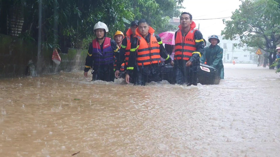 Kịp thời giải cứu toàn bộ giáo viên, học sinh khi nước lũ bủa vây trường - 1 Kịp thời giải cứu toàn bộ giáo viên, học sinh khi nước lũ bủa vây trường - 1