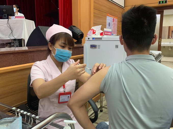 Bộ Y tế yêu cầu đẩy nhanh tiến độ tiêm vaccine phòng COVID-19 - Ảnh 1.