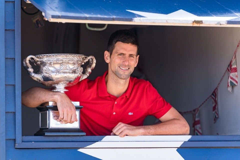 Djokovic khoe cúp Norman Brookes trên bãi biển Melbourne - 10 Djokovic khoe cúp Norman Brookes trên bãi biển Melbourne - 10