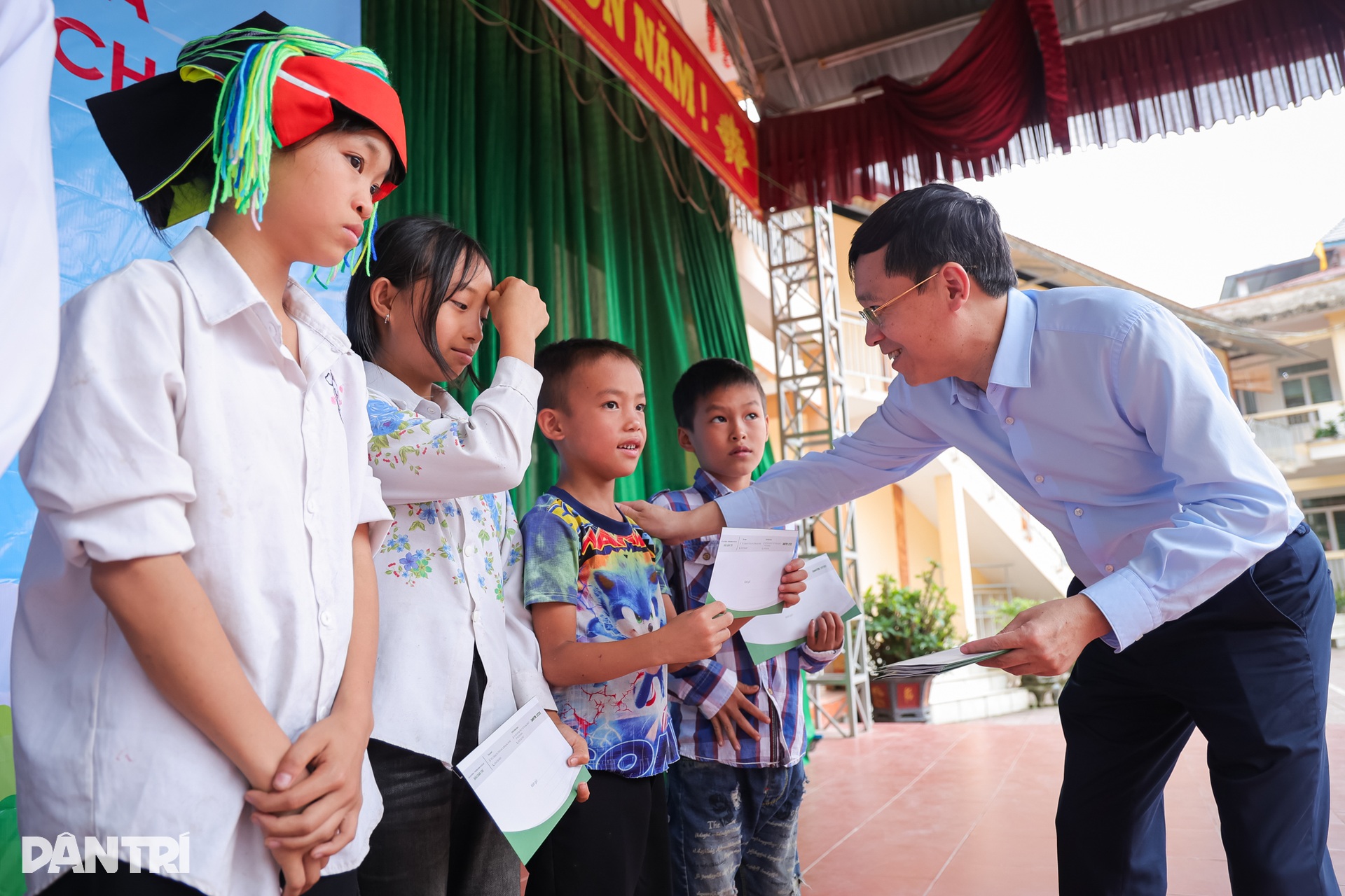Báo Dân trí trao học bổng tới học sinh có hoàn cảnh khó khăn tại Hà Giang - 9 Báo Dân trí trao học bổng tới học sinh có hoàn cảnh khó khăn tại Hà Giang - 9
