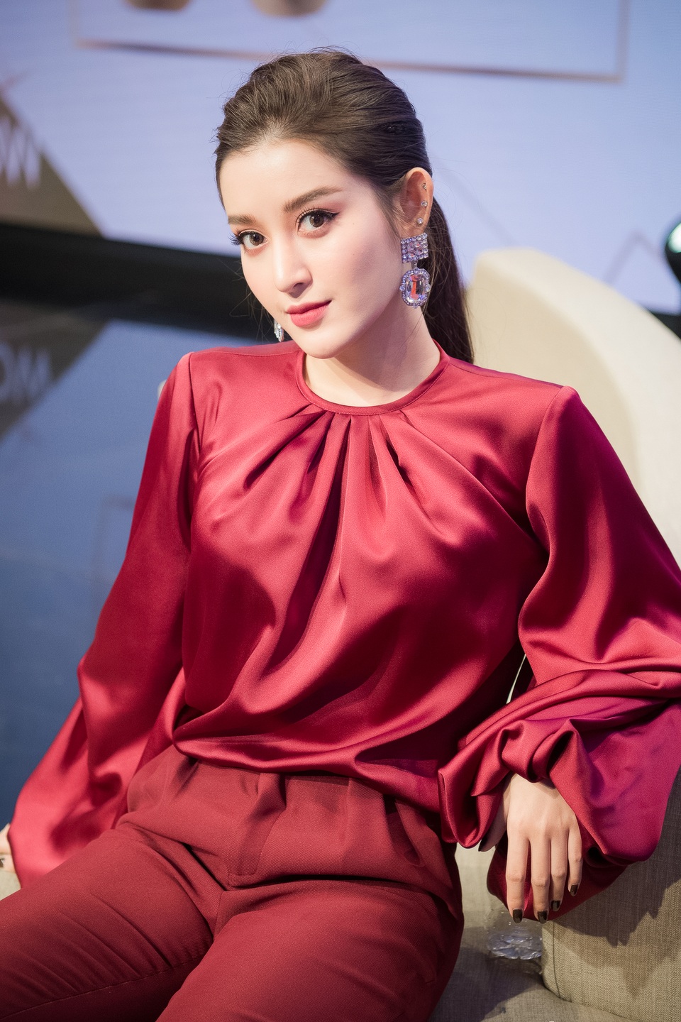 Đứng lên bục cao, Bảo Thanh vẫn bị Huyền My “dìm hàng” chiều cao - 4 Đứng lên bục cao, Bảo Thanh vẫn bị Huyền My “dìm hàng” chiều cao - 4
