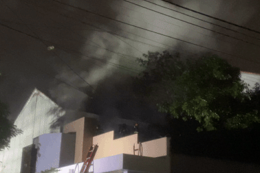 Cháy nhà dân giữa trời mưa