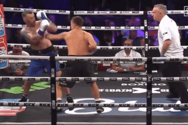 Diễn viên hài hạ gục đối thủ chỉ sau 9 giây