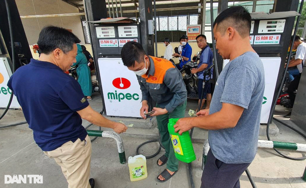 Sau chỉ đạo nóng, nơi mua xăng dễ hơn, nơi vẫn đóng cửa im lìm - 4 Sau chỉ đạo nóng, nơi mua xăng dễ hơn, nơi vẫn đóng cửa im lìm - 4