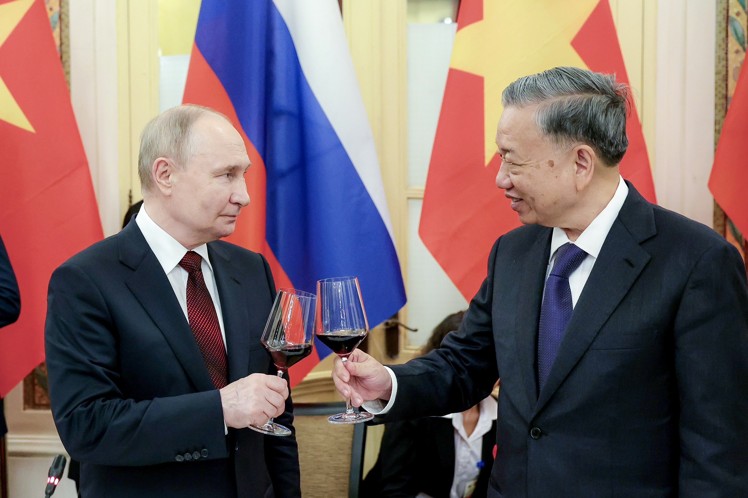 22 giờ bận rộn của Tổng thống Putin trong chuyến thăm Việt Nam - 18