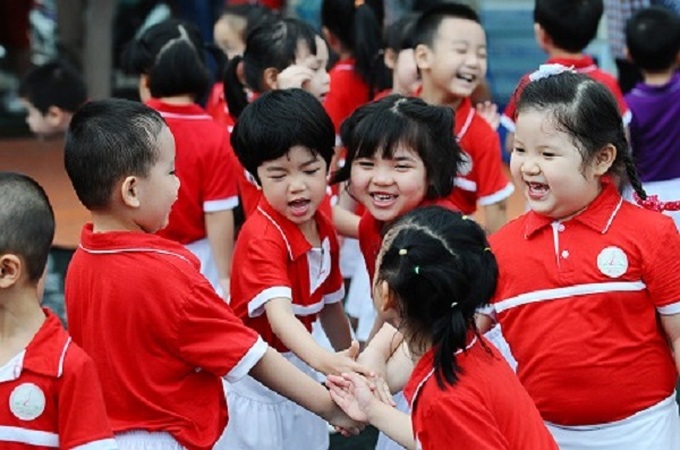 Cha mẹ hạn chế thời gian con sử dụng điện thoại thông minh bằng cách khuyến khích trẻ tăng cường vận động.