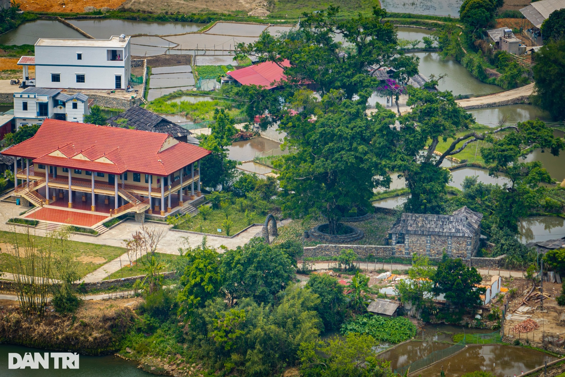 Độc đáo khu nhà thờ tổ vùng cao được xếp thành từ hàng triệu viên đá - 2 Độc đáo khu nhà thờ tổ vùng cao được xếp thành từ hàng triệu viên đá - 2