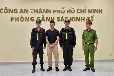 Cảnh sát tống đạt lệnh bắt ca sĩ Lương Bằng Quang